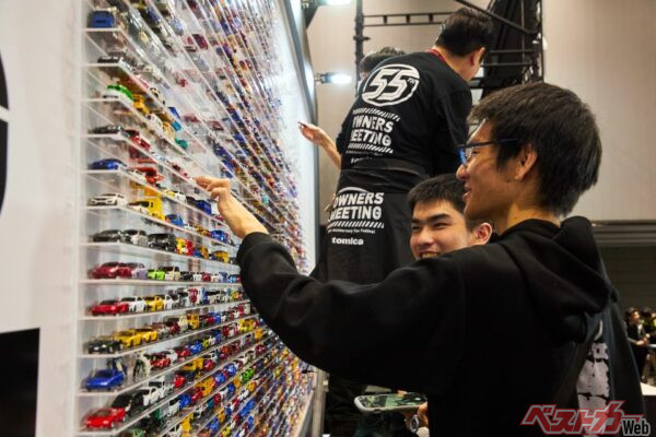 5000台のトミカが並ぶ「トミカウォール」、ぜひ秋葉原で実物を見てほしい