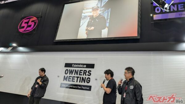 ステージでサプライズ発表された「GR GTの即日電撃トミカ化」。記者席から「マジか！」と声が漏れた。ステージ上部の巨大モニターにはトヨタ自動車会長・豊田章男氏がGR GTのトミカを持つ写真も公開