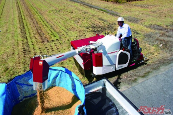 「YH220A」での籾排出作業