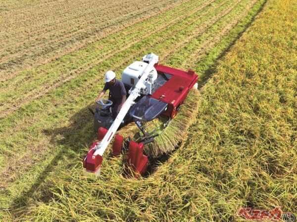 「YH323A」での稲刈り作業。小型クラスながら清潔な籾処理が可能