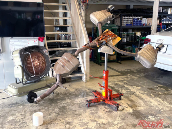 一度凍ってしまうと自然解凍はまず無理。マフラーを外しての大作業になり、解凍するには業務用の暖房機具も必要