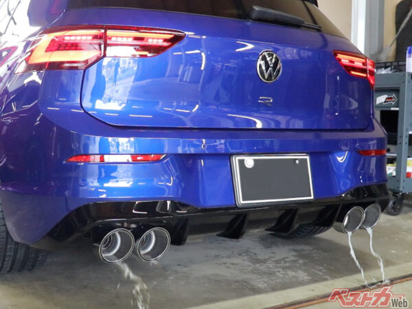 空ぶかしでもこのようにマフラーから水分を排出できる。万全を期したいのならたまに遠出などしてマフラーを十二分に温めて完全に蒸発させよう