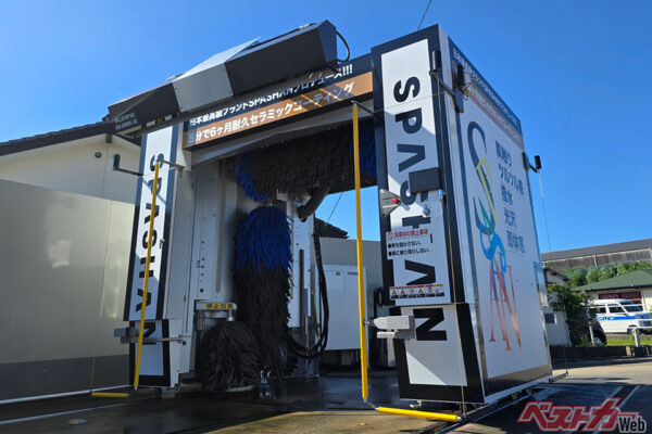 木寺石油(株)の佐賀鍋島セルフ給油所に設置された最新式のSPASHAN洗車機。鉄粉除去オプションは1000円。すべてのオプションを組み合わせた最上級メニュー「いっちゃんエエやつ」は5000円