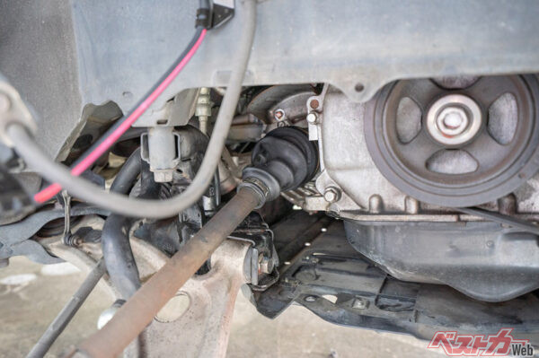 ドライブシャフトブーツにはハンドルやアクセルの操作時に大きく負担がかかる。ヒビ割れがないかチェックが必須だ