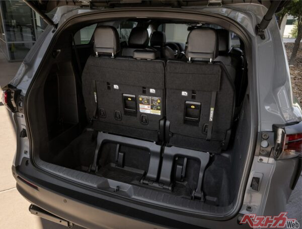 3列目シートは6:4分割ができるタイプ。大人がしっかり座れる広さを確保