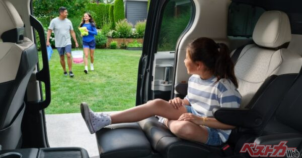 2列目シートのスーパーロングスライド・キャプテンシート。オットーマンと組み合わせれば「車内最上級」の快適空間に