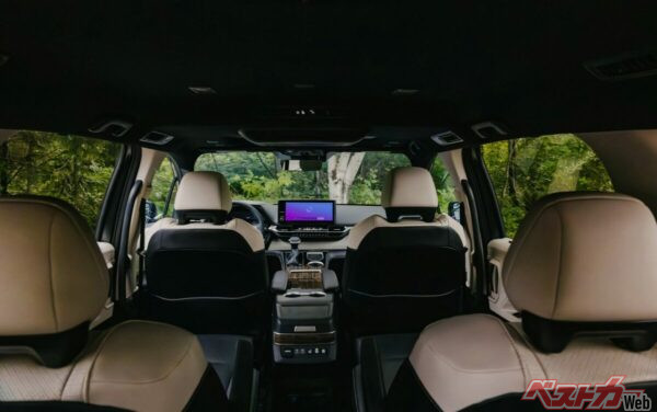 全幅が約2mとワイドなため横方向の余裕は圧倒的。センターコンソールが大きく、前後ウォークスルーは不可