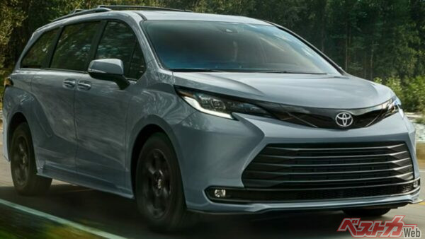 米国や中国などで販売されている3列シートの大型ミニバンのシエナ。日本の最終型エスティマや現行アルファードよりもはるかに大柄なボディを持つ