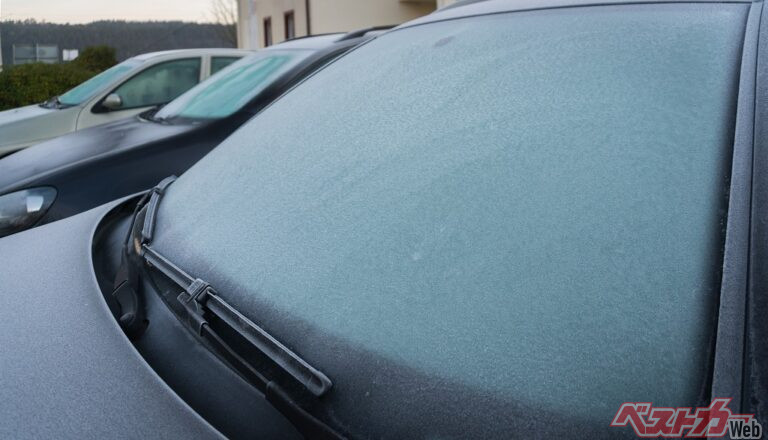 フロントガラス真っ白を秒速で解決!! 冬の曇り＆凍結に効くエアコンとデフロスターの正しい使い方