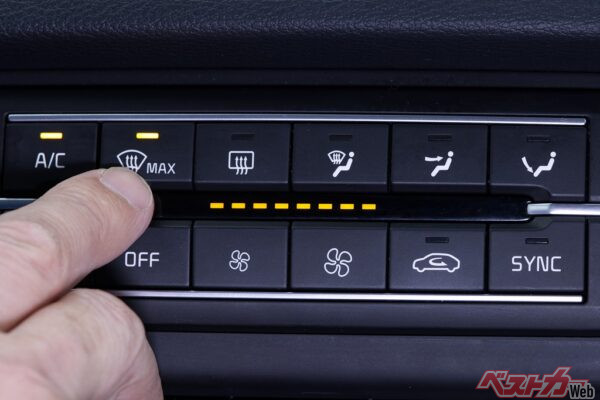 デフロスターは冬の強い味方。外気導入で除湿しながら温風を当てるのが最速の曇り取り術(PHOTO:Adobe Stock_ Robert)