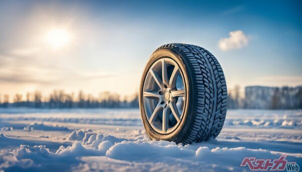 雪道を走るのに欠かせないスタッドレスタイヤは価格が高いこともしばしば（SB@Adobe Stock）