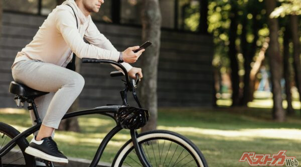 スマホのLEDライトは自転車の前照灯の代わりとして使用するのは認められない(Prostock-studio@Adobestock)