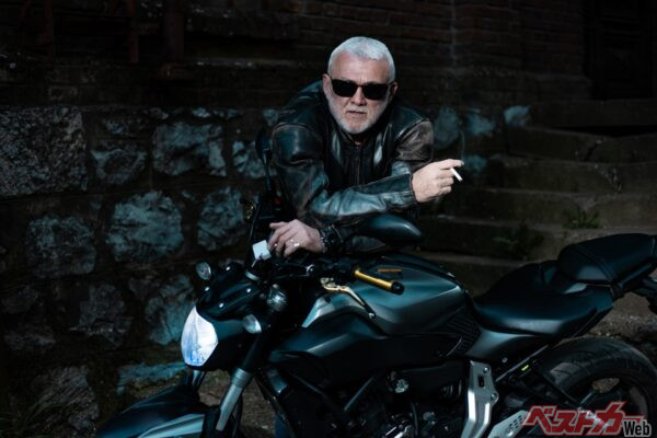 自転車運転中の喫煙を禁止する法律はないが、路上喫煙禁止に抵触する可能性がある(romul014@Adobestock)