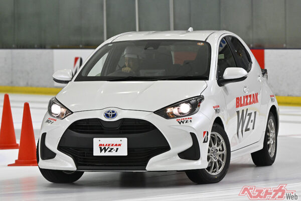 スケートリンクの氷上で試乗を実施。表面には薄く水膜が浮き、立っていられないほどのツルツル路面だった