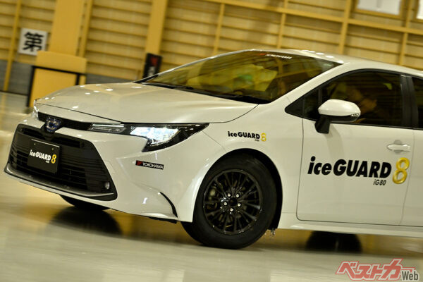 屋内の氷盤円旋回テストコースでは、15Rの定常円旋回でアイスガード7との比較を実施した