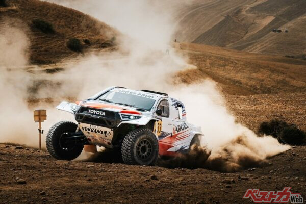 オーバードライブレーシングのハイラックス(写真はダカール以外のラリー)。ワークスマシン開発も手掛ける名門だ