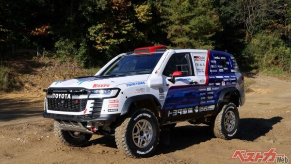 お馴染みのランクル300でTLCは参戦。今回から新設クラスでディフェンダーと一騎打ちだ