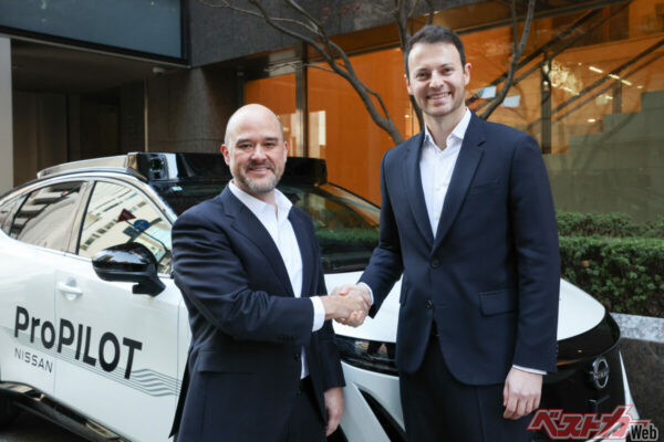 日産の社長兼最高経営責任者であるイヴァン・エスピノーサ氏(左)とWayveの共同創設者兼最高経営責任者であるアレックス・ケンダル氏(右)