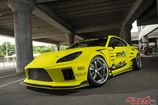 深リムだからキャンバー角のついたスポーツカーにもばっちり決まる