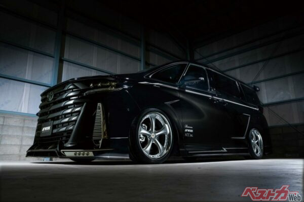 アル／ヴェルのような大きなミニバンでも履ける耐久性とデザイン性がポイントだ