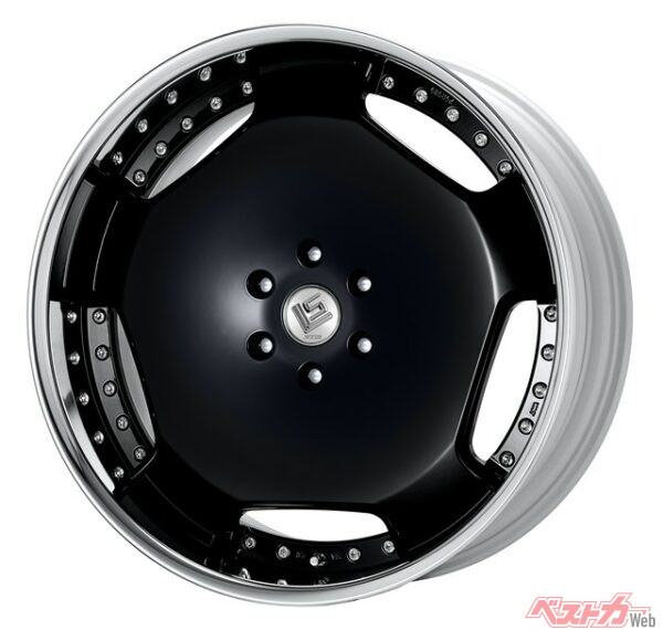 画像は標準のブラックアルマイトだが、オプションのセンターキャップ「ブラック」を装着して、中心部を黒くすることもできるぞ