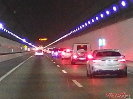 夕方のアクアライン上り、急ブレーキの連鎖であわや追突事故が発生しそうに