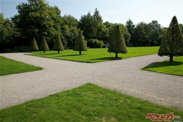 こういう交差点でクルマが鉢合わせしたらどっちに優先権があるのだろう?(Katja@Adobestock)