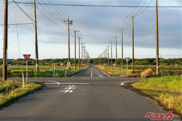 通常は標識や道幅で優先道路が判断できるが(Yutaka Kudoh@Adobestock)