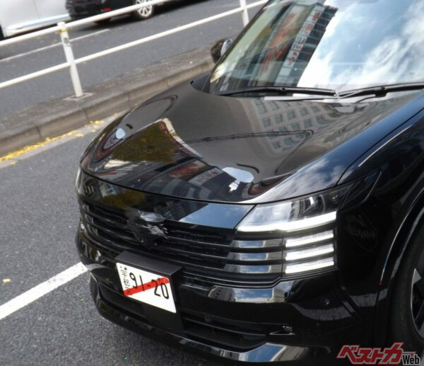 ステアリングは右側に。またリップスポイラーも北米の紋様があるものとは異なり、フォグランプも追加されている(写真:しばとら@なんでも屋さん)