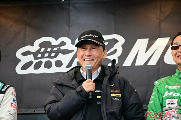 レジェンドドライバー中嶋悟監督は、うっかり来季のシートをもらしてしまうファンサービス(?)も見せる