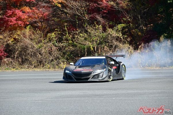 迫力のあるドーナッツターンを披露。会場も大盛り上がりだ