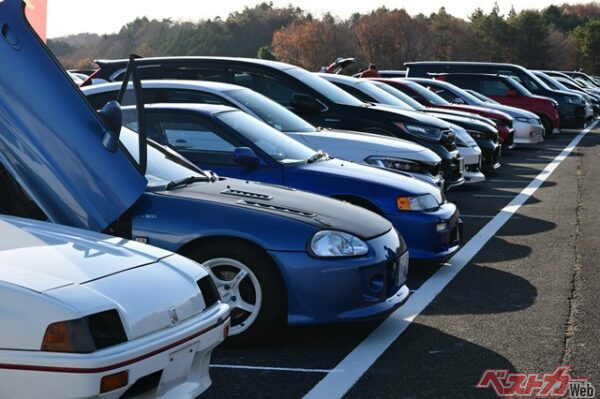 来場者のなかには、歴代CR-Xも。いまでこそ希少なクルマが並ぶ姿にホンダファンのアツさが垣間見える