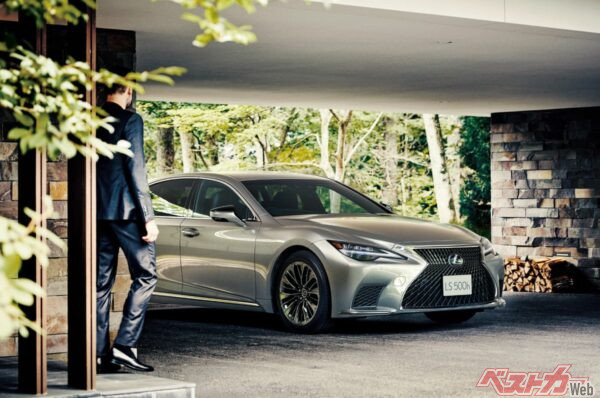 高級車には振動や音が少ない多気筒エンジンが選ばれてきた