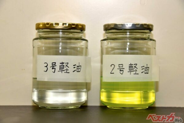 都内のガソリンスタンドを訪ね回って購入した3号軽油(写真左)と2号軽油(写真右)