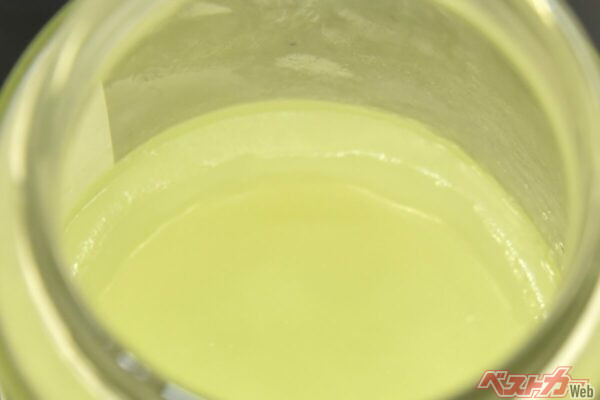 庫内温度−21.4℃下の3号軽油の表面を拡大。瓶のふちに沿うように盛り上がり凍っている。混ぜてみると、フローズンドリンクのようになってしまっていた