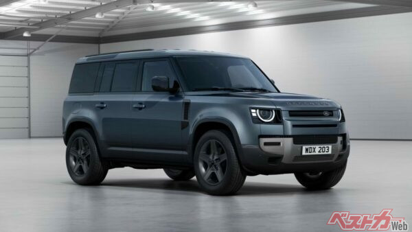 素のディフェンダーと見た目上の差異はそこまでないが、これが社用車と知ったらおどろくだろう