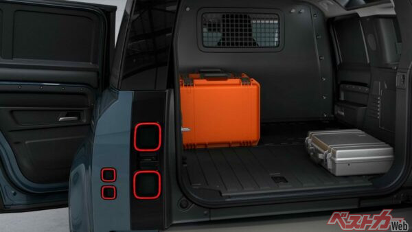 パーティションで一気に社用車らしさが出る。この広さと走破性なら山でも心配ない