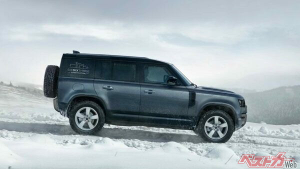 車両後部の両サイドには、ロゴなどを掲げることのできるカスタマイズしやすいオリジナルパネルを装備