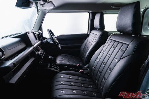 グロメットが特徴的な「ロイヤル」。汚れにも強く、手入れもしやすい