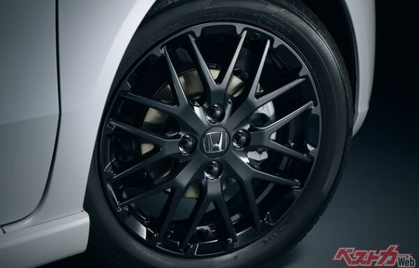 専用15インチアルミホイール(ペルリナブラック塗装)+ブラックホイールナット(ターボ車)