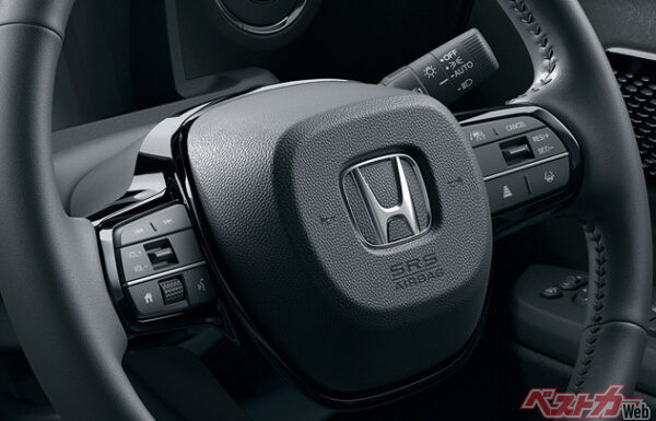 本革巻ステアリング(ブラックステッチ)。ターボ車はべリースステッチの本革巻きステアリングが標準装備