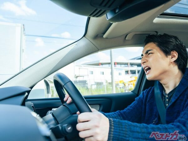 右車線(追越車線)に集中した「先を急ぎたい」クルマが、すいている左車線から追い越しをかける。右車線組は割り込まれまいと車間距離をつめる。この攻防で事故が発生する(metamorworks@AdobeStock)