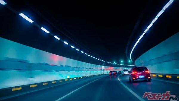 トンネルは殺風景であるにもかかわらず、出口付近で急に標識がでてくることも。トンネルの「デザイン」という点から考えてもよさそうだ（kalafoto＠AdobeStock）