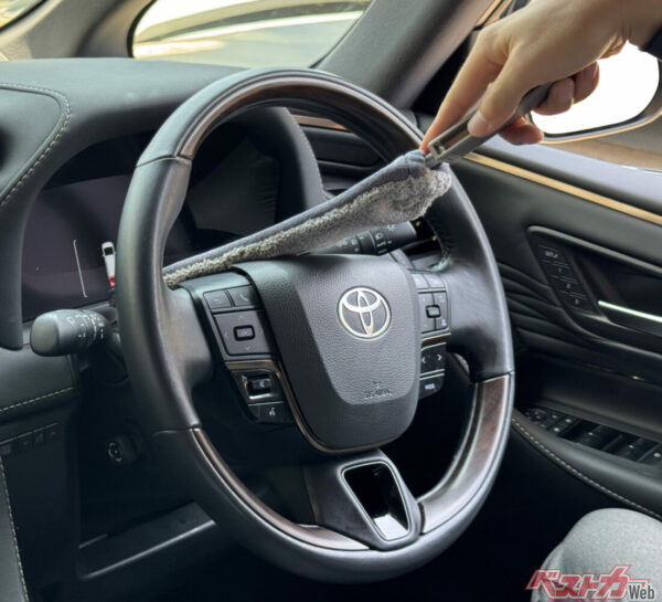 両面で異なるクロスでダッシュボードまわりの清掃もしやすい