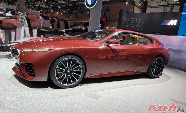 BMW コンセプト スピードトップ。BMWのアイコニックなシャークノーズを採用しており歴史的名車へのオマージュでもある