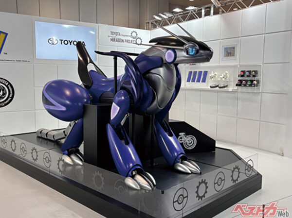 トヨタが手がけたミライドン。重さや大きさはほぼ実物大で再現されており、ドライブモードと4足モードに変形。時速3km/h程度での走行が可能だ