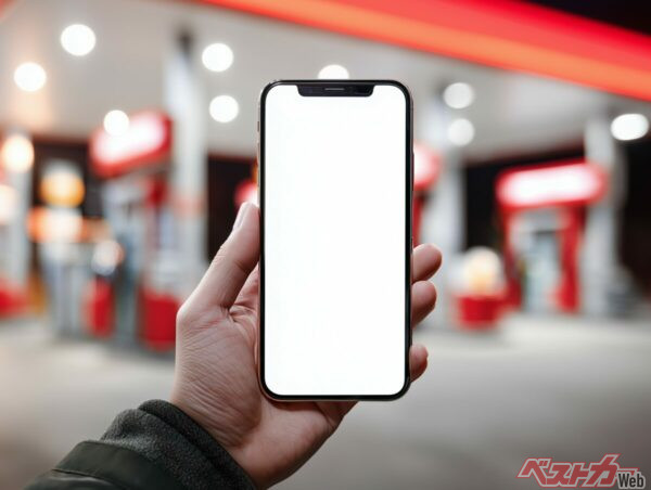 ガソリンスタンドでスマホの操作を何気なくしていませんか?(bephoto@Adobe Stock)
