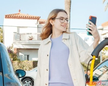 え、ガソリンスタンドで給油中のスマホ操作はなんでダメなの！　電子タバコも言語道断！