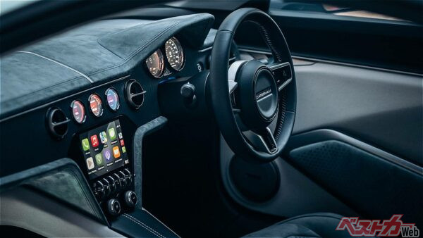 英国スポーツカーの伝統を感じさせるコックピット