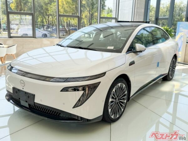 東風日産の本社に展示されたN7。堂々たる存在感!!!